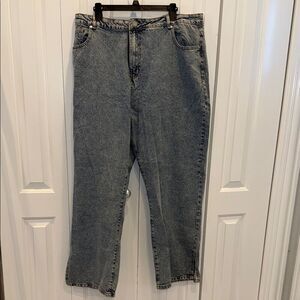 Boohoo Women's Straight Leg Jeans in Light Blue‎ Wash